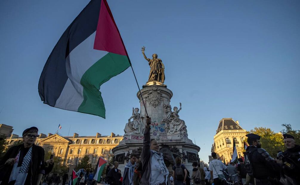 Una mujer sostiene una bandera palestina durante una protesta propalestina en la plaza de la República en París, el miércoles 17 de septiembre de 2025. Foto: AP