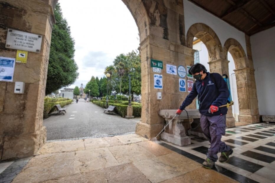 Panteones de España lucen semi vacíos por pandemia del Covid-19