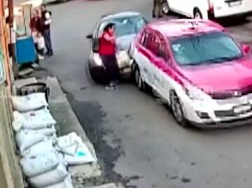 Video. Conductor pisa el acelerador en vez del clutch y atropella a su vecina en Álvaro Obregón