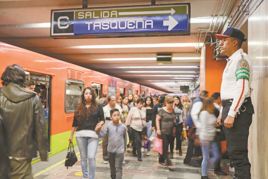Si eres víctima de robo en el Metro de la CDMX acude con los policías de estación. Foto: Archivo EL UNIVERSAL