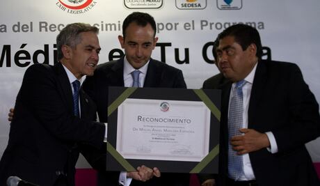 Senado entrega reconocimiento a Mancera por programa de salud