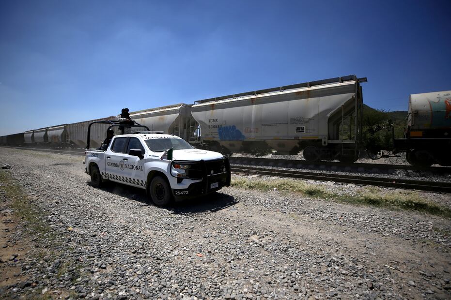Camionetas con elementos del Instituto Nacional de Migración realizan un operativo que impide avanzar a cientos de migrantes que buscan subir al tren FOTO Diego Prado