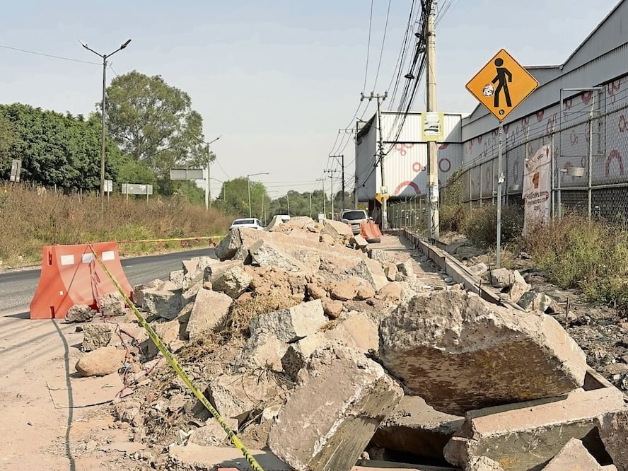 Las banquetas están rotas y el cascajo sigue afuera de la estación Lechería, debido a lo cual peatones deben caminar sobre la carretera en busca de abordar el transporte público. Foto: Arturo Contreras / EL UNIVERSAL