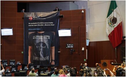 Cuelgan manta con playera de la muerte de Morena en el Senado; "un verdadero hombre no habla mal de López Obrador"