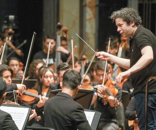 Dudamel escucha, corrige, silencia y guía a jóvenes
