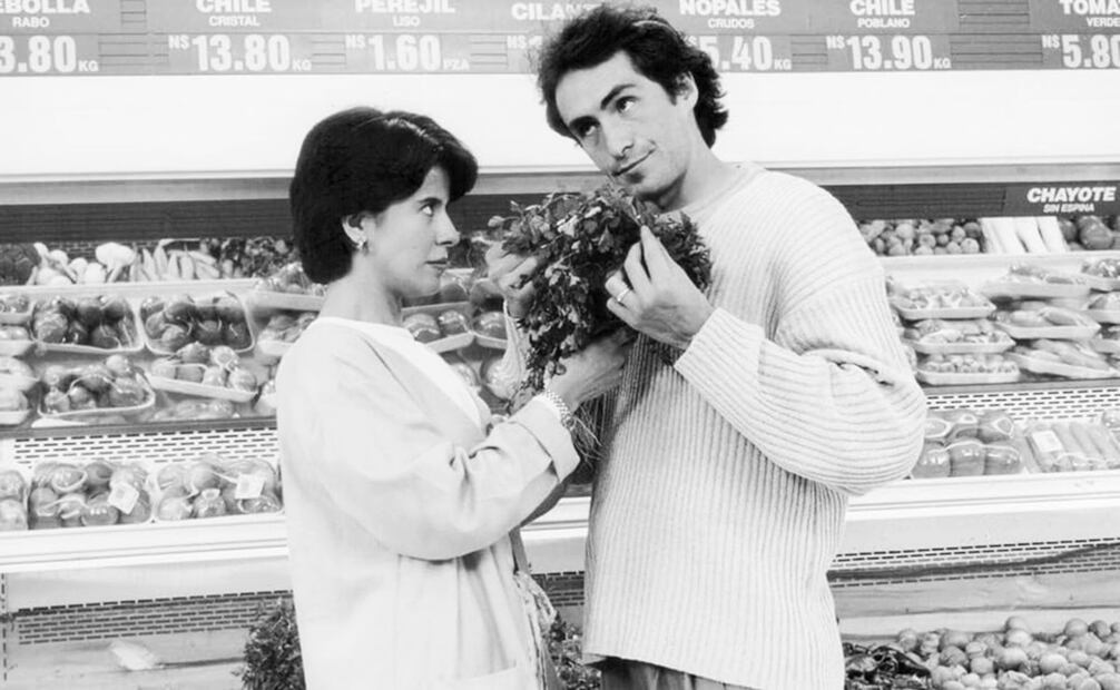 Una importante intervención en Cilantro y Perejil es la de un psicoterapeuta que habla directo con el espectador para reflexionar acerca de si tiene sentido enamorarse, si existe la pareja ideal, interrogantes a las cuales intenta dar una respuesta. IMDb.