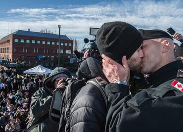 Pareja gay hace historia en Canadá con un beso