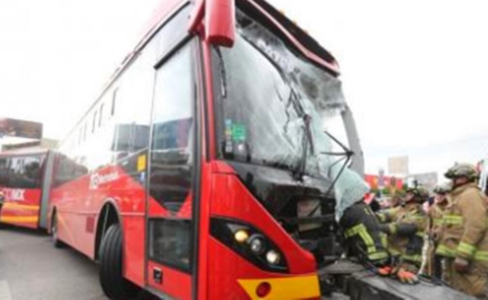 En Reforma, la Villa y Tenayuca. Recuento de algunos choques del Metrobús en la CDMX