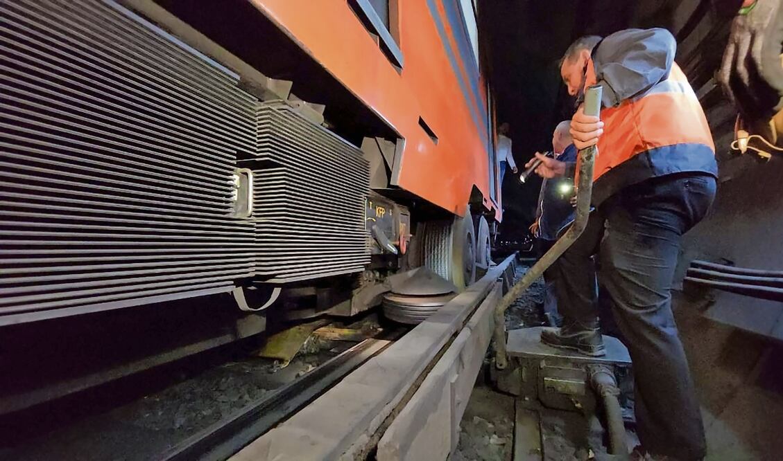 Una falla en un aparato de vías en la Línea 7 del Metro provocó la suspensión del servicio de El Rosario a Tacuba durante una hora. Foto Especial