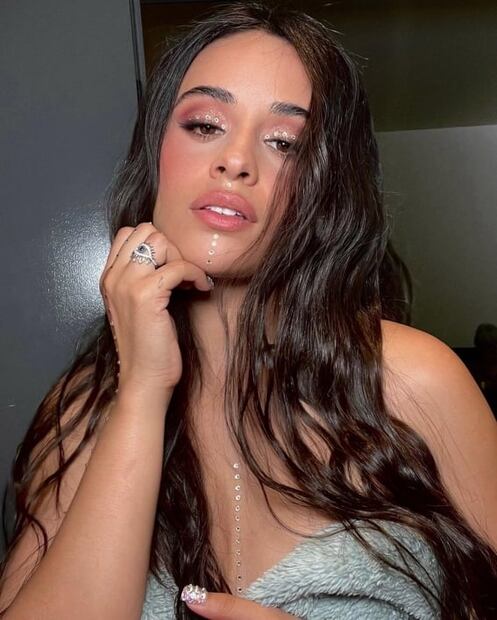 Camila Cabello enamora con su maquillaje con cristales