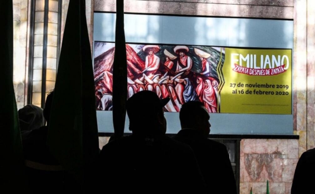 Campesinos bloquean Bellas Artes y exigen retirar Zapata feminizado