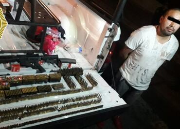 Detienen a hombre con arma larga, más de mil cartuchos y presunta droga en Iztapalapa