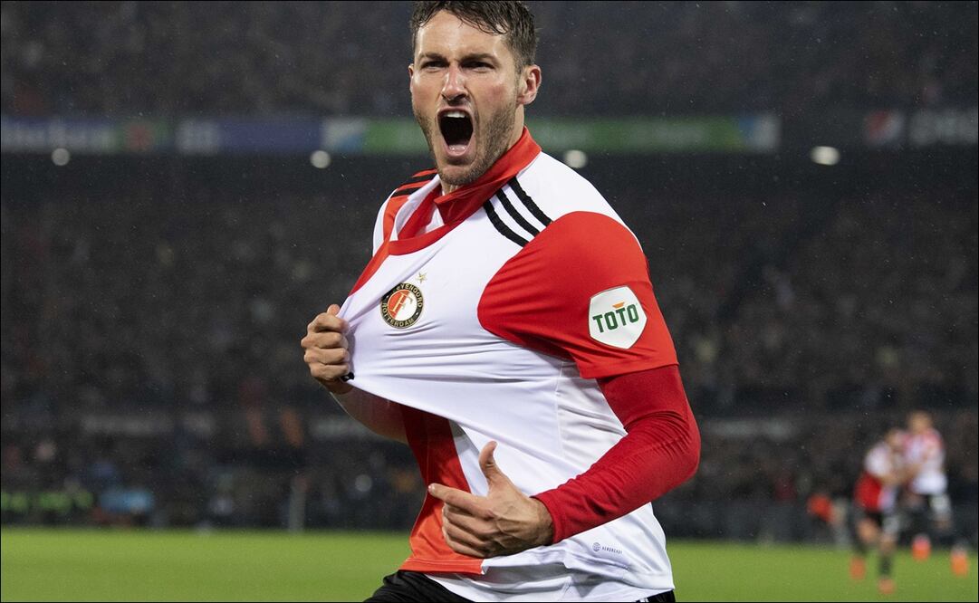 El delantero mexicano festejando el gol del triunfo contra la Lazio / Foto: EFE