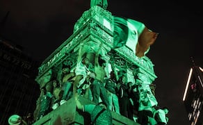 Aficionados mexicanos escalan la base del Monumento a Cuauhtémoc sobre Paseo de la Reforma durante los festejos por el triunfo de la Selección Mexicana (18/96/2026). Foto: Gabriel Pano El Universal