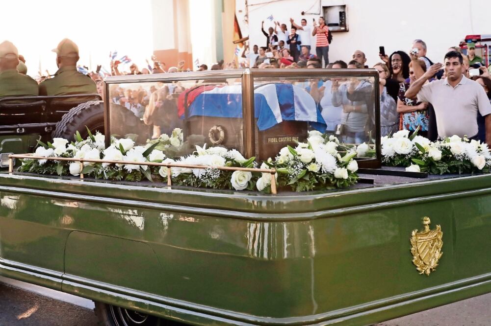 La urna con las cenizas de Fidel Castro salieron la mañana de ayer de La Habana. En su último recorrido por la capital cubana, el convoy pasó por varios puntos emblemáticos de la ciudad, como el malecón. (FOTO: JORGE SERRATOS. EL UNIVERSAL)