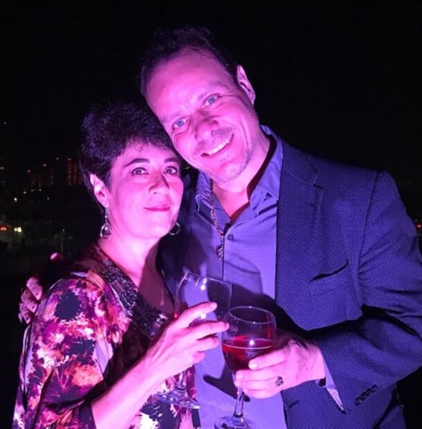 Rubén Cerda da el último adiós a su esposa, cantándole el Ave María 