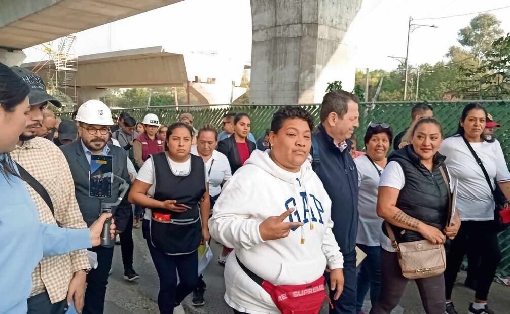 El secretario de Obras y Servicios, Raúl Basulto, y el subsecretario de Gobierno, Fadlala Akabani, recorrieron la obra junto con vecinos. Foto: Especial