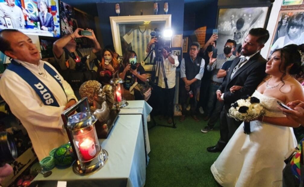 Así se celebró el primer matrimonio, no legal, en la Iglesia de Maradona en Puebla 