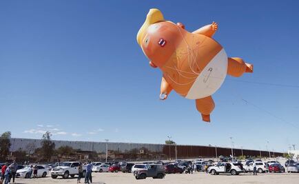 El "Bebé Trump" sobrevuela la frontera con México muy cerca del presidente