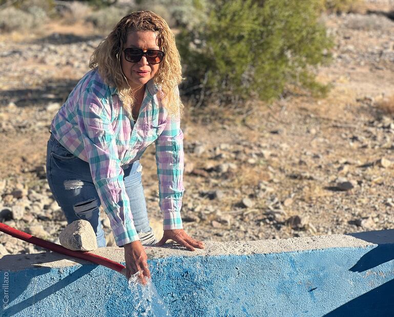 Elsa Ortiz Ramos, la liebre del desierto, en su labor filantrópica de paliar la sed de la fauna del desierto (Foto: Iván Carrillo)