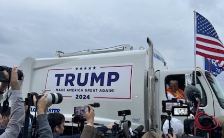 VIDEO Trump llega en un camión de basura a mitin tras críticas a sus simpatizantes; “¿les gusta? Es en honor a Kamala y Biden”