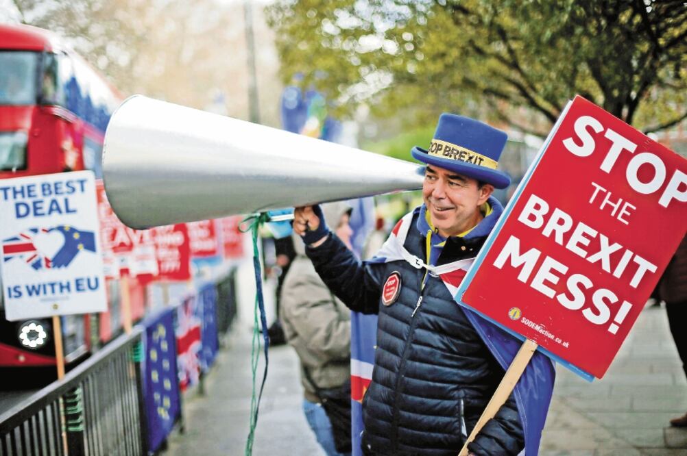 Un manifestante contrario a la salida de Reino Unido de la Unión Europea, ayer afuera del Parlamento, en Londres. Foto: HENRY NICHOLLS. REUTERS