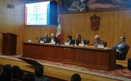 Prensa debe defenderse de ataques: Enrique Krauze