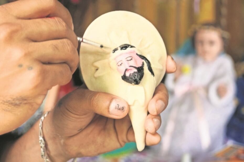 La tradición de “poner carita” al pan de muerto