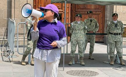 Víctima de acoso sexual se manifiesta en Palacio Nacional; burla seguridad para ver a Sheinbaum
