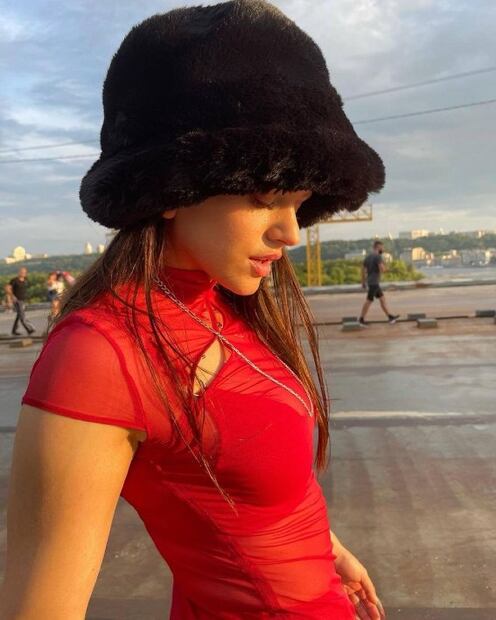 Inspírate en el vestido rojo de Rosalía para celebrar San Valentín