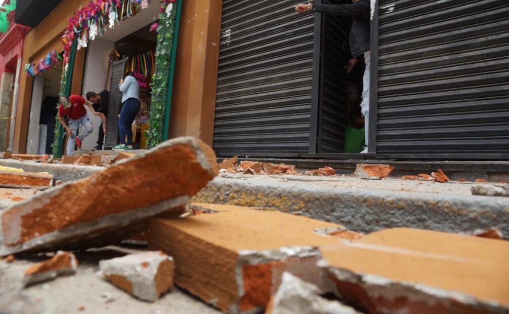 En la calle Macedonio Alcalá del Centro Histórico de la ciudad, Isaac López Hernández de 16 años recibió un golpe en la cabeza tras la caída de un pedazo de cantera. Foto: Edwin Hernández
