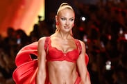 Candice Swanepoel se luce etérea con impresionante sesión en bikini a la orilla del mar. Foto: AP