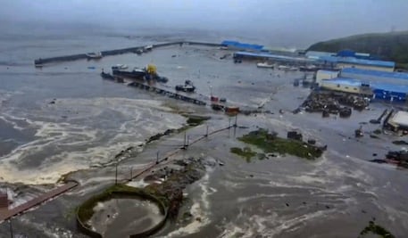 FOTOS: Olas inundan ciudad costera de Rusia tras fuerte terremoto; activa Japón alerta de tsunami