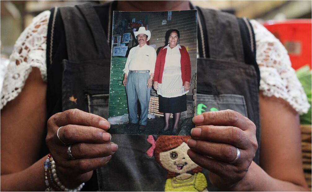 Hermelinda Blas muestra la foto de sus padres en la Merced y con su negocio de nopales. Foto: Brenda Martínez/ EL UNIVERSAL