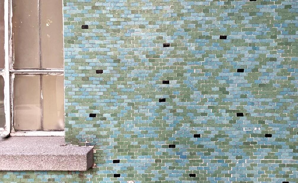 A la izquierda de esta pared terminada en mosaico veneciano se aprecia una ventana que incorpora vidrio fijado con mastique, esa sustancia blanca de textura similar al caucho. Foto: Esaúl Hernández.