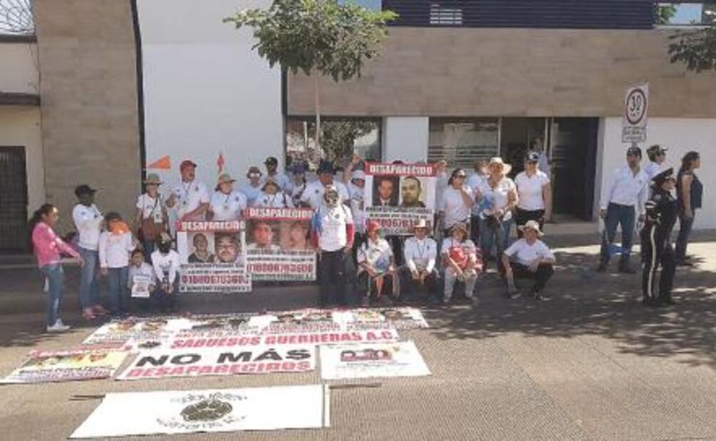 Aprovechan desfile para expresar demandas 