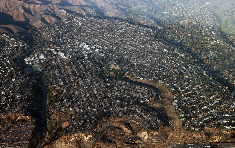 Imagen de casas y negocios arrasados por el incendio que arrasó la zona de Pacific Palisades de Los Ángeles, California. Foto: AFP