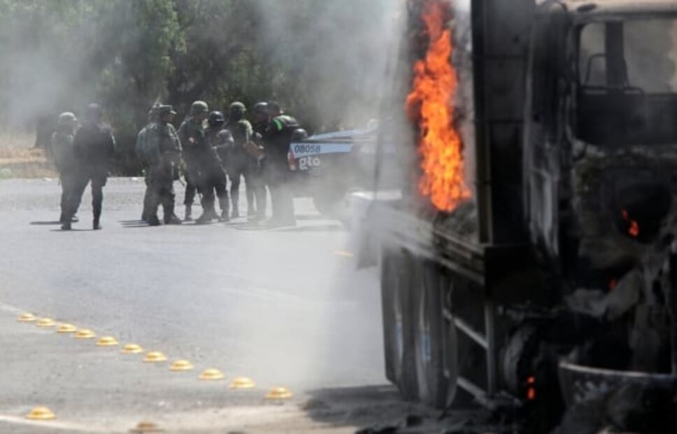 De nuevo, reportan bloqueos con autos incendiados en Guanajuato