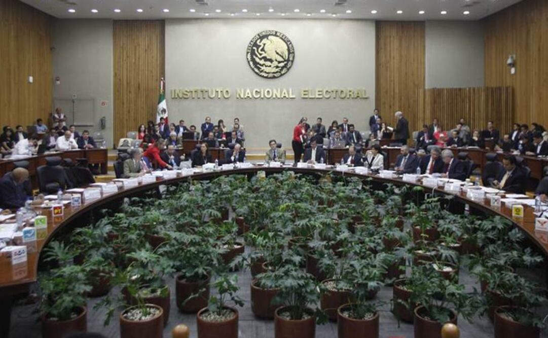 El INE cuenta con un ejército de 134 asesores para resolver los asuntos de los consejeros electorales y que cuestan al año más de 100 millones de pesos, a los que se suman recursos millonarios para consultorías y asesorías externas