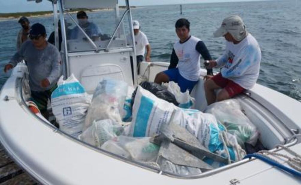 Voluntarios limpian las cinco islas del arrecife Alacranes en Yucatán