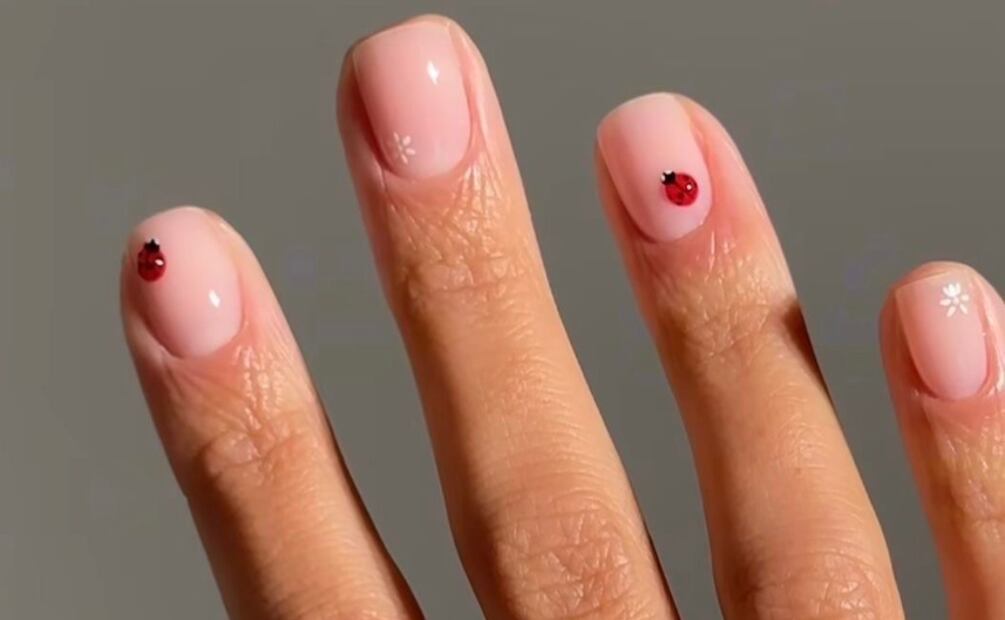 Mini arte en tus uñas para primavera. Foto: Instagram @nb.beauty.bar