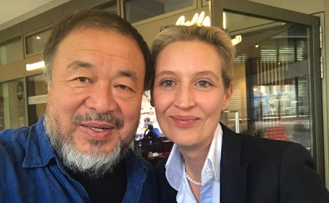 Ai Weiwei recibió críticas por una "selfie" con la política Alice Weidel. Foto: Twitter / Dr. Alice Weidel