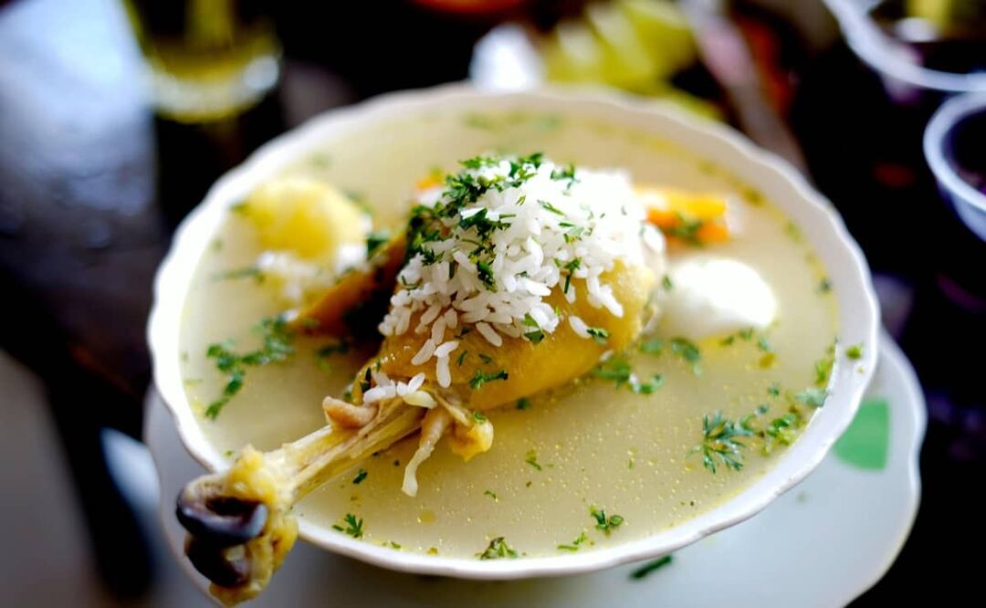 El caldo de gallina suele acompañarse de verduras. Foto: Pixabay.