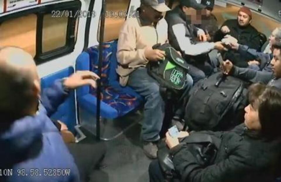 “A ver señores, quietos prietos”, así asaltan en un minuto combi del Edomex