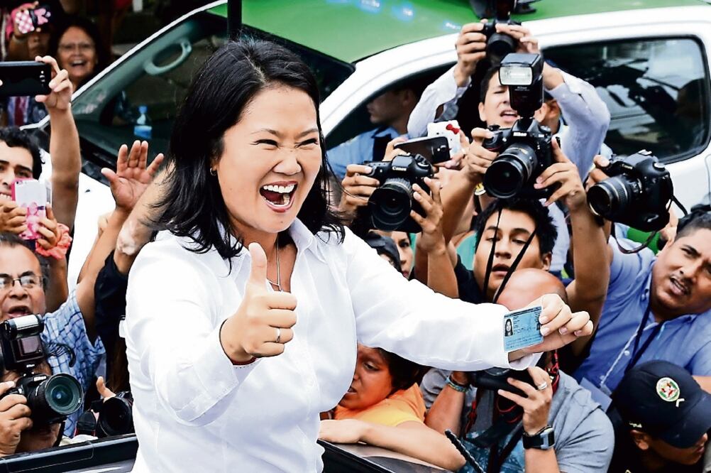 Keiko Fujimori, aspirante a la presidencia peruana, ayer luego de votar en Lima (MARIANA BAZO. REUTERS)