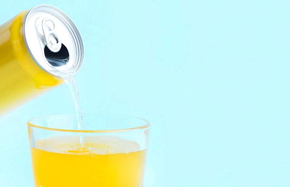 Las bebidas energizantes contienen cafeína, taurina, azúcares y otros estimulantes. Foto: Freepik