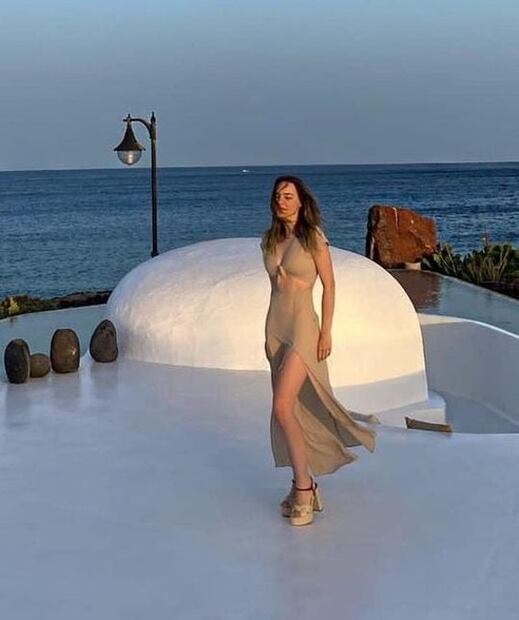 Belinda impone tendencia al lucir un vestido cut out veraniego