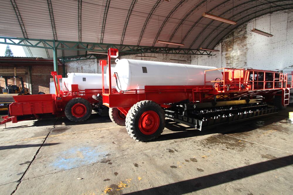 Se han recuperado dos equipos conocidos como Dragón Rojo para repavimentar calles (Foto: Edgar Ávila / EL UNIVERSAL)