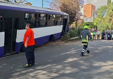 Camión de transporte concesionado se impacta contra camellón en alcaldía Álvaro Obregón; conductor es detenido  