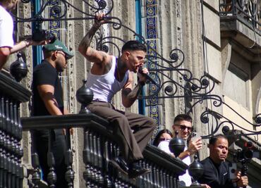 Rauw Alejandro ofrece show improvisado desde Sanborns de los azulejos